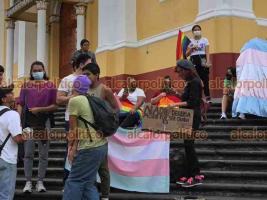 Xalapa, Ver., 17 de mayo de 2022.- Distintos grupos disidentes sexuales se manifestaron en Plaza Lerdo para exigir un alto a las agresiones contra las expresiones de la diversidad sexual. Recordaron los recientes ataques perpetrados en el Estado.