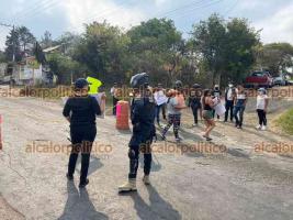 Xalapa, Ver., 18 de mayo de 2022.- Vecinos de la colonia Lomas de Casa Blanca cerraron la avenida Antonio Chedraui Caram para denunciar que llevan 10 días sin agua. No llegó el agua pero sí policías.