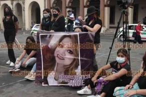 Xalapa, Ver., 18 de mayo de 2022.- Xalapeñas se sumaron al movimiento de Luto Nacional por la vida de mujeres y niñas que han sido víctimas de feminicidios.
