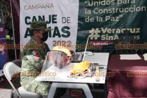 Xalapa, Ver., 20 de mayo de 2022.- En el parque Juárez inició canje de armas por parte de la SEDENA, en coordinación con la SSP y Contraloría General del Estado. El módulo estará hasta el 3 de junio.