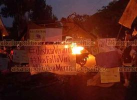Tlaltetela, Ver., 20 de mayo de 2022.- Pobladores también bloquearon la carretera Totutla-Xalapa para exigir al gobierno la aparición con vida de Viridiana Moreno Vásquez. Atravesaron una retroexcavadora e incendiaron palos de madera para impedir el paso.
