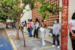 Veracruz, Ver., 21 de mayo de 2022.- Desde muy temprano, las Facultades de la UV en la zona conurbada empezaron a recibir a los cientos de jóvenes que asistieron a presentar su examen de admisión a la máxima casa de estudios del Estado