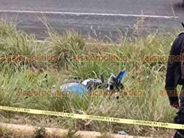 Emiliano Zapata, Ver., 21 de mayo de 2022.- Muere motociclista al derrapar esta tarde en la carretera federal tramo Xalapa-Dos Ríos, a la altura del 63 Batallón de Infantería.