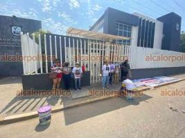 Coatepec, Ver., 22 de mayo de 2022.- Colectivo se manifestó a las afueras de los juzgados de Pacho Viejo, en el marco de la audiencia de vinculación a proceso contra un exelemento de la SSP detenido por la desaparición forzada de 5 jóvenes entre los municipios de Actopan y Xalapa en 2013.
