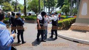 Xalapa, Ver., 23 de mayo de 2022.- Elementos de la Policía Estatal y Municipal arrestaron a un hombre en estado de ebriedad que molestaba a personas en el Parque Juárez.