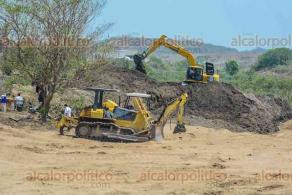 
Veracruz, Ver., 24 de mayo de 2022.- Tres cuerpos de agua parte del Sistema Lagunar “Basurero”, en la Ex Hacienda Santa Fe, son rellenados para construir un parque logístico. En el sitio, parte del Archipiélago de Lagunas Interdunarias, se observan máquinas pesadas.
