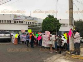 Xalapa, Ver., 24 de mayo de 2022.- Familiares y amigos de Viridiana Moreno se manifestaron afuera de la Dirección General de Servicios Periciales de la FGE para exigir su aparición con vida.
