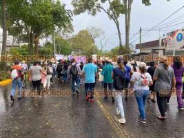 Xalapa, Ver., 25 de mayo de 2022.- La tarde de este miércoles, resguardados por policías, pobladores de Tlaltetela y activistas marcharon de nueva cuenta por el Centro de la Capital para presionar a las autoridades por el caso Viridiana Moreno.