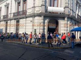 Xalapa, Ver., 26 de mayo de 2022.- La fila de personas para ingresar a hacer algún trámite en las oficinas del SAT abarca casi una cuadra de la calle Rafael Lucio, en el centro de la Capital.