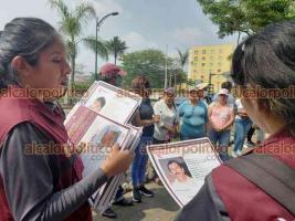 Córdoba, Ver., 26 de mayo de 2022.- Junto a personal de la Comisión Estatal de Búsqueda, activistas realizaron una jornada de sensibilización ciudadana, en búsqueda de sus familiares desaparecidos.