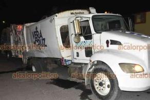 Veracruz, Ver., 27 de mayo de 2022.- En la unidad habitacional El Coyol, las llantas traseras de camión recolector de basura del Ayuntamiento cayeron en un hoyo, en el cruce de avenida de Los Nortes. Al parecer, el pavimento en malas condiciones no soportó el peso del vehículo.