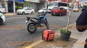 Xalapa, Ver., 28 de mayo de 2022.- Esta tarde ocurrió un choque entre motociclistas sobre la avenida 20 de Noviembre, a la altura del Hotel Misión Xalapa; ambos resultaron ilesos.