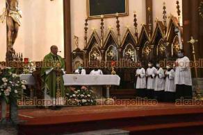Xalapa, Ver., 26 de junio de 2022.- Celebración de la misa dominical en la catedral de Xalapa, oficiada por el padre Roberto Reyes Anaya, en ausencia del arzobispo Jorge Carlos Patrón Wong, quien viajó a Roma.
