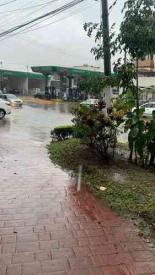 Xalapa, Ver., 28 de junio de 2022.- Las calles de Allende, Sayago, la avenida Ávila Camacho y hasta el estacionamiento de la Clínica 66 también se inundaron debido a la lluvia de esta tarde. Protección Civil advirtió por descargas eléctricas y viento arrachado en la región.
