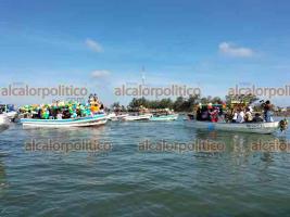 Tuxpan, Ver., 29 de junio de 2022.- Con un recorrido en lanchas en la laguna de Tampamachoco hacia la bocana del río Tuxpan, pescadores celebraron a San Pedro Pescador.