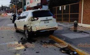 Xalapa, Ver., 30 de junio de 2022.- Patrulla de la Policía Municipal chocó contra auto estacionado, en la avenida Rébsamen. Al parecer el uniformado que la manejaba se quedó dormido; no se reportaron lesionados.