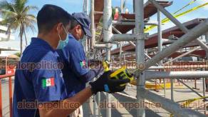 Veracruz, Ver., 1° de julio de 2022.- Personal de PC colocó cintas amarillas en las gradas que a su parecer requieren reforzarse.