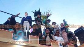 Boca del Río, Ver., 2 de julio del 2022.- Durante la noche de este sábado dio inició el primer desfile  del Carnaval de Veracruz; entre gritos de emoción, miles de jarochos y turistas llenan las principales avenidas de la ciudad y dan la bienvenida a Yeri Mua, reina del Carnaval de este año.