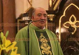 Xalapa, Ver., 3 de julio de 2022.- El padre Roberto Reyes Anaya, ofició la misa dominical en la catedral.
