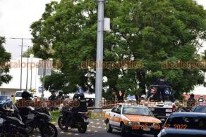 Xalapa, Ver., 3 de junio de 2022.- La tarde de domingo se registró una intensa movilización policiaca a la altura del puente Animas debido a la captura de dos hombres y una mujer que presuntamente asaltaron a un taxista de Córdoba.