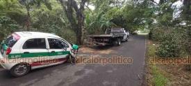 Coatepec, Ver., 4 de julio de 2022.- Un taxi de Xalapa volcó en la carretera Coatepec-Bella Esperanza. Bomberos y policías atendieron el percance. El chofer no requirió traslado a un hospital.