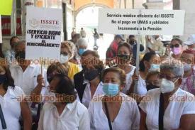 Xalapa, Ver., 6 de julio de 2022.- Jubilados del ISSSTE bloquearon la calle Enríquez, frente al Palacio de Gobierno, para exigir nuevamente que pensiones se paguen en salarios mínimos.