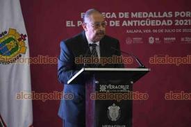 Xalapa, Ver., 6 de julio de 2022.- El gobernador Cuitláhuac García entregó medallas a trabajadores de salud por años de servicio.