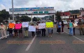 Xalapa, Ver., 6 de julio de 2022.- Habitantes de la colonia 21 de Marzo bloquearon el bulevar Xalapa-Banderilla por unos minutos la tarde de este miércoles debido a que no tienen agua desde hace más de 10 días.
