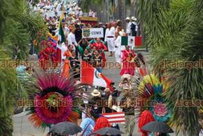 Córdoba, Ver., 7 de agosto de 2022.- Un colorido desfile se realizó hoy domingo por calles del centro histórico de la ciudad como parte del 6to Festival Internacional del Folklore, participaron 17 compañías de danza.