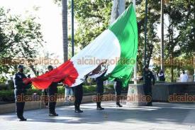 Xalapa, Ver., 8 de agosto de 2022.- El secretario de Seguridad Pública, Hugo Gutiérrez Maldonado, acompañado de colaboradores, encabezó el acto donde se rindieron honores y se izó la Bandera, en el parque Juárez.
