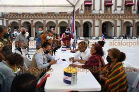 Xalapa, Ver., 11 de agosto de 2022.- En la Plaza Lerdo, miembros de la comunidad cubana en Xalapa solicitan apoyo e insumos médicos para atender a damnificados en Matanzas, Cuba.
