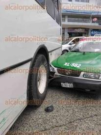 Xalapa, Ver., 12 de agosto de 2022.- Taxi colisionó contra autobús de transporte público en la esquina de calle Clavijero y Altamirano. No se reportaron lesionados; la circulación vehicular se vio complicada durante varios minutos.
