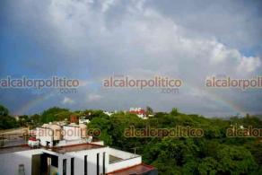 Xalapa, Ver., 13 de agosto de 2022.- Tras el breve periodo de lluvia durante esta tarde de sábado, pudo observarse un bello arcoíris que coloreaba el cielo en el sur de la ciudad.