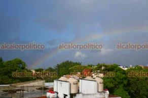 Xalapa, Ver., 13 de agosto de 2022.- Tras el breve periodo de lluvia durante esta tarde de sábado, pudo observarse un bello arcoíris que coloreaba el cielo en el sur de la ciudad.