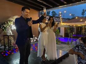 Tras su unión matrimonial ante el Juez de Paz, las novias Elizabeth Morales y Zoé Gamboa, encabezan esta noche de sábado el brindis por la felicidad de su vida en pareja