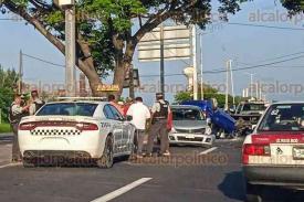 Veracruz, Ver., 14 de agosto de 2022.- Al menos 4 personas lesionadas dejó el choque con volcadura entre un Nissan y un Toyota sobre la carrera federal Veracruz-Xalapa, a la altura de la empresa Tenaris-TAMSA.
