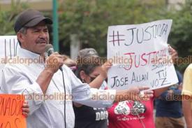 Xalapa, Ver., 15 de agosto del 2022.- Pobladores de Rafael Lucio, junto con el padre del Exalcalde asesinado, exigen en Plaza Lerdo la destitución del actual munícipe.