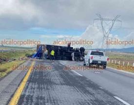 Perote, Ver., 18 de agosto de 2022.- Camión cargado con verdura volcó en el libramiento de Perote, cerrando el carril con dirección a Xalapa, no se reportaron lesionados.