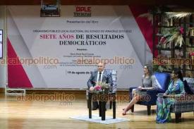 Xalapa, Ver., 19 de agosto de 2022.- En el auditorio del Museo de Antropología, se presentó el libro Siete Años de Resultados Democráticos, de Alejandro Bonilla, consejero presidente del OPLE.
