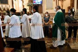 Xalapa, Ver., 25 de septiembre de 2022.- El padre Roberto Reyes ofició la misa dominical en sustitución del Arzobispo, en la catedral de Xalapa.