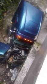 Nogales, Ver., 25 de septiembre de 2022.- La falta de precaución para conducir sobre piso mojado, ocasionó que el operador de un tractocamión perdiera el control y se accidentara en la autopista Orizaba-Puebla.
