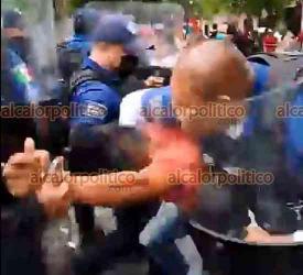 Coatepec, Ver., 26 de septiembre de 2022.- Al mediodía de este lunes, policías municipales y estatales desalojaron con violencia a vendedores de la organización de antorchistas, del parque Central de este Pueblo Mágico.
