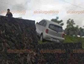 Xalapa, Ver., 26 de septiembre de 2022.- Auto Nissan March estuvo a punto de caer del puente de la Central de Abastos, luego que su conductor perdió el control en la carretera Xalapa-Veracruz. No se reportan personas lesionadas.
