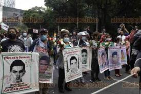 Ciudad de México, 26 de septiembre de 2022.- Los padres de los 43 normalistas de Ayotzinapa encabezan la marcha por el 8o. aniversario de la desaparición forzada de los estudiantes, aún sin castigo a los responsables.