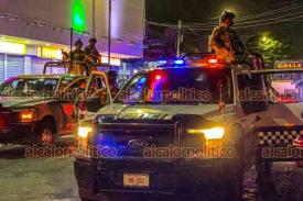 Veracruz, Ver., 26 de septiembre 2022.- Al menos dos detenidos en operativo de supervisión y vigilancia que realizaron elementos de la SEMAR, Policía Municipal y de la SSP adscritos a la Policía Naval. Revisaron a personas y vehículos sospechosos en el primer cuadro de la ciudad con la intención de prevenir el delito.
