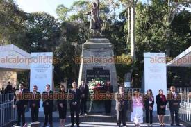 Xalapa, Ver., 27 de septiembre de 2022.- El encargado de la Jefatura de la Oficina del Gobernador, Óscar Giovanni Canela Morales, acompañado por colaboradores, montó guardia de honor ante el monumento al padre de la patria, Miguel Hidalgo y Costilla.
