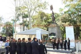 Xalapa, Ver., 27 de septiembre de 2022.- La directora del Centro de Conciliación Laboral de Veracruz, Diana Estela Aróstegui Carballo, acompañada por colaboradores, presidió la guardia de honor ante el monumento a Miguel Hidalgo y Costilla.
