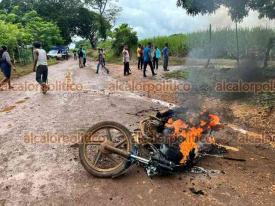 Acayucan, Ver., 29 de septiembre de 2022.- Habitantes quemaron motocicleta que dejaron abandonada quienes asaltaron a vendedor, quien resultó herido de bala en una pierna.
