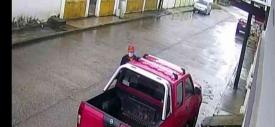 Minatitlán, Ver., 29 de septiembre de 2022.- Por redes sociales, se exhibió el momento en que un sujeto robó una camioneta en la calle Francisco P. Carreón, en la colonia Santa Clara, a plena luz del día. El dueño pidió apoyo para localizar el vehículo con placas XV79989.