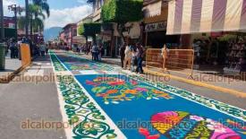 Orizaba, Ver., 2 de octubre de 2022.- 3 toneladas y media de aserrín y arena blanca se usaron para elaborar los coloridos tapetes en honor del Santo Patrono de este municipio.